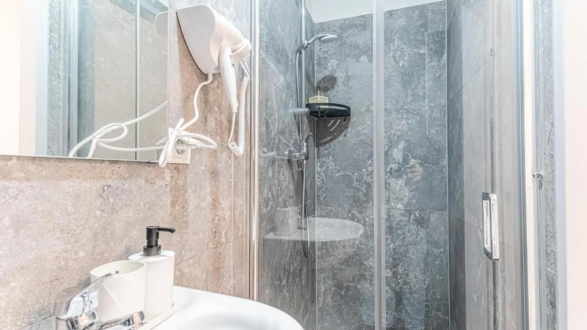 Barrier-Free: 2 Neighboring Apt. Ideal For Groups Vienna 0*,  Austria
